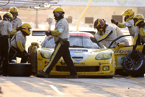 Jan Magnussen hopper i bilen under et pitstop